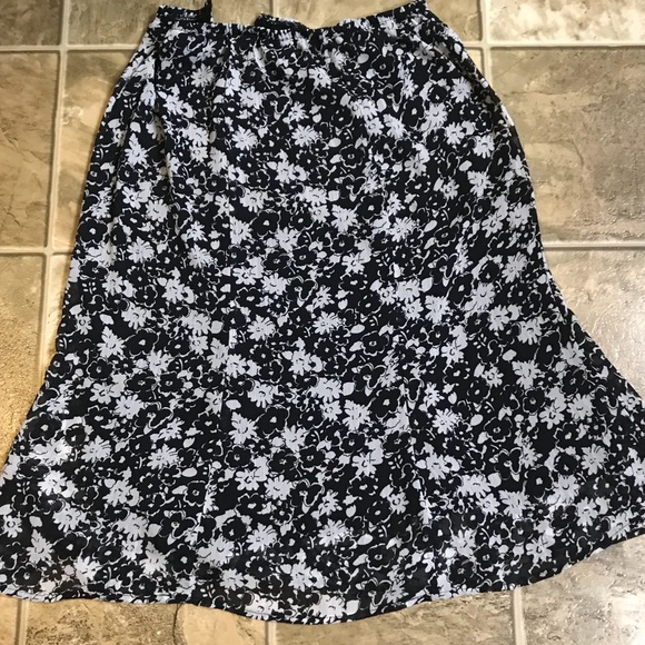 Dresses & Skirts - Petite Small Black and White Floral Skirt Dresses & Skirts - Petite Small Black and White Floral Skirt